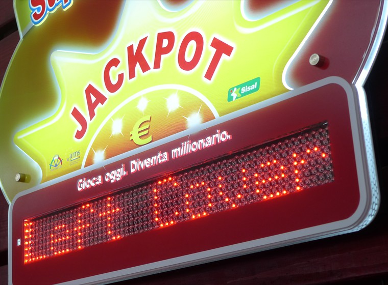 Super Enalotto LED Sign with Digital Screen Detail